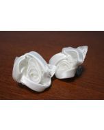 Rose en satin munie d'une ventouse - blanc x 10